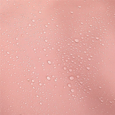 Gouttes d'eau sur fond rose, texture imperméable, surface résistante à l'eau, design moderne, esthétique minimaliste, protection contre l'humidité.