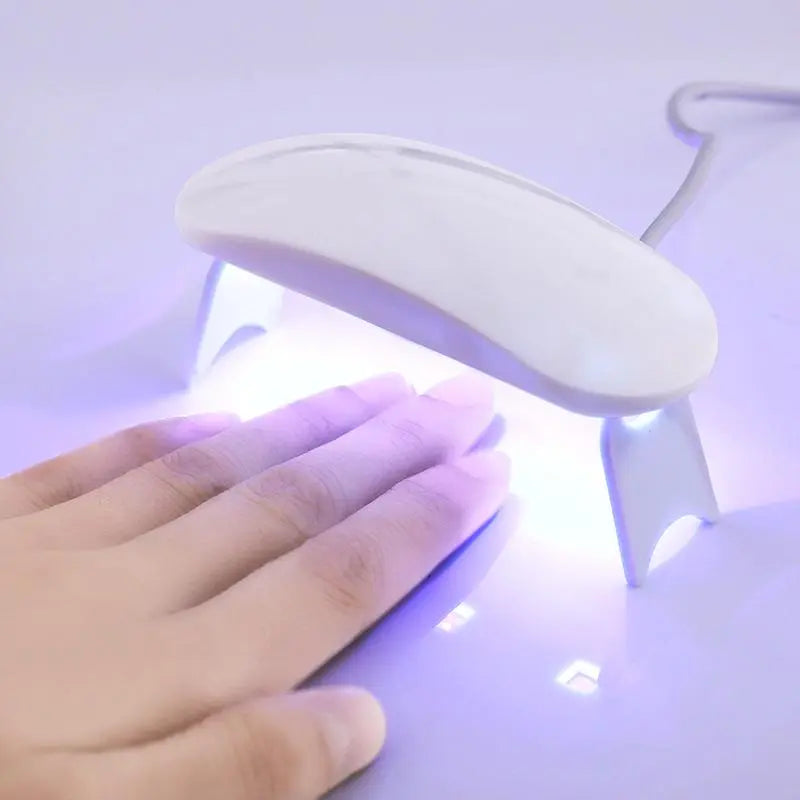 Séchoir à ongles LED UV blanc, manucure, main sous lumière, séchage rapide, vernis gel, appareil portable, soin des ongles, beauté.