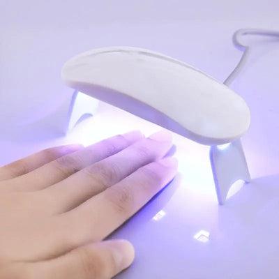 Séchoir à ongles LED UV blanc, manucure, main sous lumière, séchage rapide, vernis gel, appareil portable, soin des ongles, beauté.
