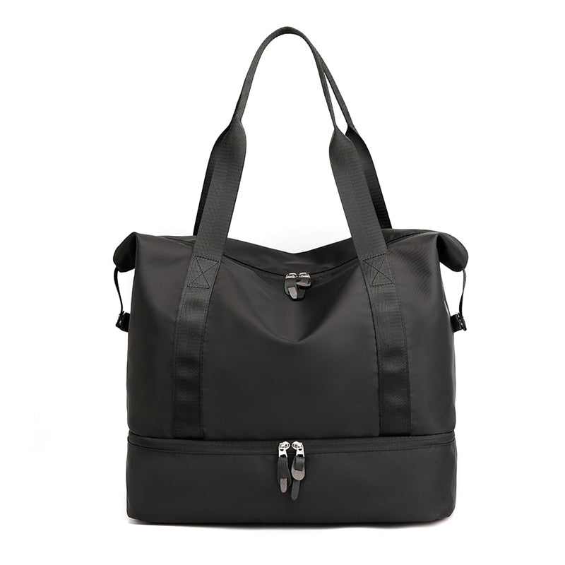 Sac de sport noir en nylon avec fermeture éclair, compartiment inférieur, poignées robustes. Idéal pour fitness, voyage, rangement pratique.