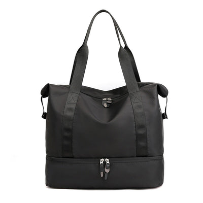 Sac de sport noir en nylon avec fermeture éclair, compartiment inférieur, poignées robustes. Idéal pour fitness, voyage, rangement pratique.