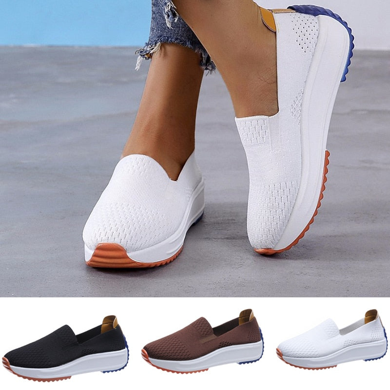 Chaussures slip-on femme, semelle épaisse, disponibles en blanc, noir et marron. Design moderne, confort optimal, parfait pour un style décontracté.
