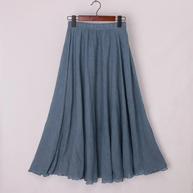 Jupe longue plissée bleue en lin, élégante et fluide, suspendue sur un cintre. Mode féminine, vêtement d'été, style décontracté chic.