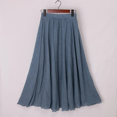 Jupe longue plissée bleue en lin, élégante et fluide, suspendue sur un cintre. Mode féminine, vêtement d'été, style décontracté chic.