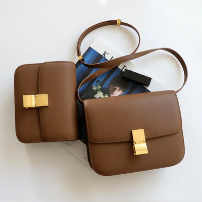 taille petite et grande du sac bandouliere a rabat femme camel detail or