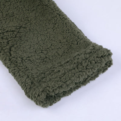 Manche de veste en polaire vert olive, texture douce et chaude, idéale pour l'hiver. Vêtement confortable et tendance pour temps froid.