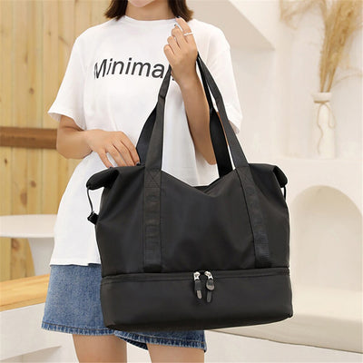 Sac à main noir élégant porté par une femme en t-shirt blanc et jupe en jean, idéal pour le quotidien. Accessoire mode tendance et pratique.