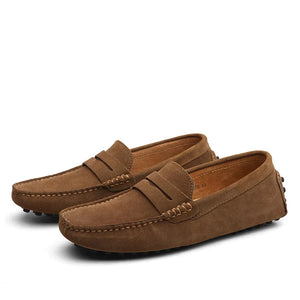 Mocassins en daim marron pour homme, style décontracté, semelle à picots, couture apparente, parfaits pour une tenue élégante et confortable.