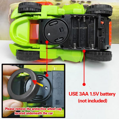 Voiture jouet verte et noire, vue de dessous, avec emplacement pour 3 piles AA 1,5V (non incluses). Capuchon de roue protecteur montré en gros plan.