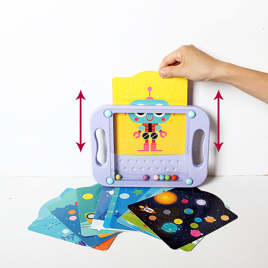 Jeu éducatif pour enfants avec cartes colorées et tableau magnétique, main ajustant une carte de robot, idéal pour apprentissage et créativité.