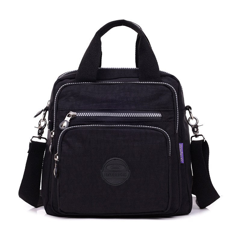 Sac à bandoulière noir en nylon avec plusieurs poches zippées, poignées robustes et bandoulière ajustable. Design pratique et moderne pour homme.