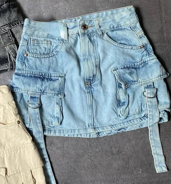 Jupe en jean bleu clair avec poches cargo et ceinture, style décontracté. Mode tendance, vêtement féminin, denim moderne.