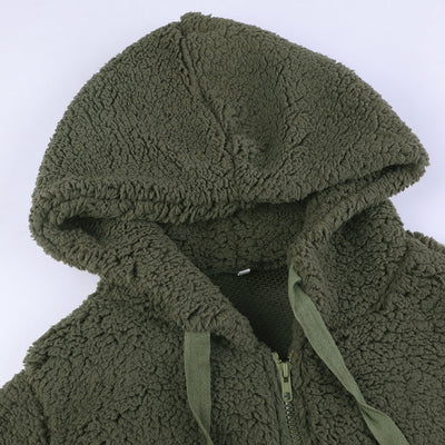 Veste à capuche en polaire verte, texture douce et chaude, idéale pour l'hiver. Fermeture éclair et cordons ajustables. Mode hiver tendance.