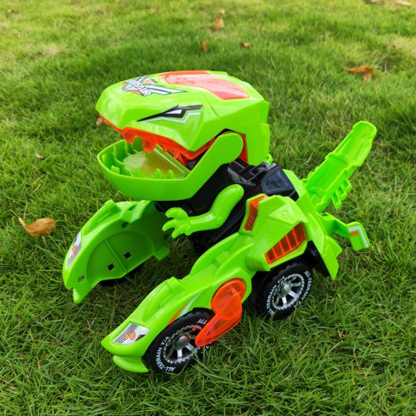 Jouet dinosaure vert transformable en voiture sur herbe, design futuriste, roues noires, détails rouges et noirs, idéal pour enfants passionnés de dinosaures.