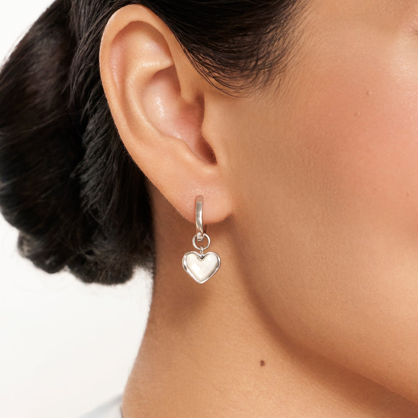 Boucles d'oreilles Huggie en quartz blanc