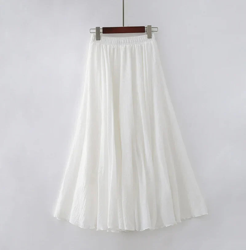 Jupe longue blanche en mousseline, évasée, taille élastique, style bohème chic, mode féminine élégante, vêtement d'été léger et fluide.