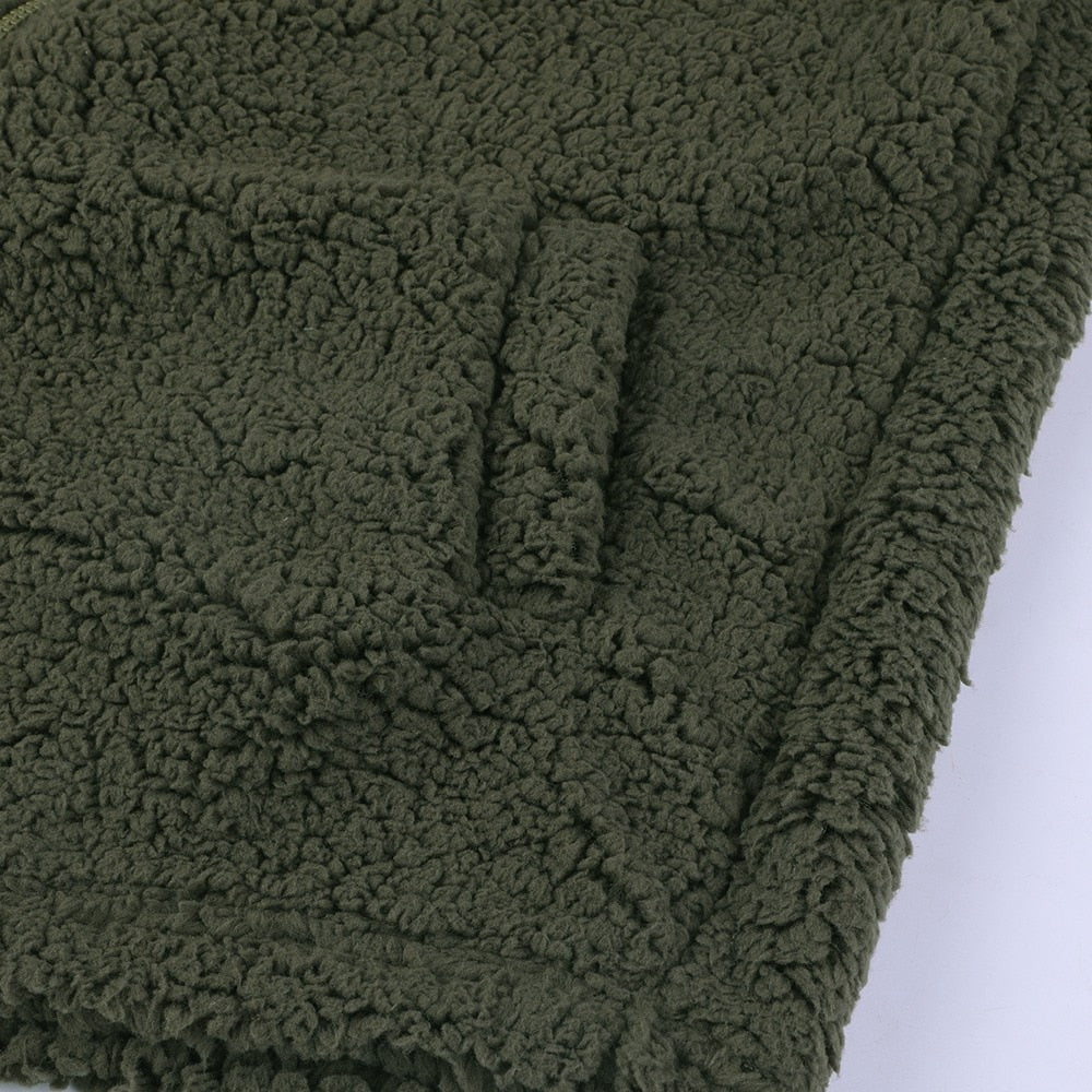 Couverture en polaire sherpa verte, texture douce et moelleuse, idéale pour le confort et la chaleur. Accessoire parfait pour la maison.