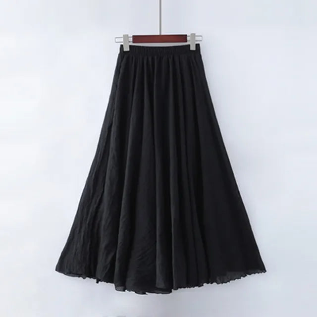Jupe longue noire élégante, fluide et plissée, suspendue sur un cintre, idéale pour un look chic et décontracté. Mode féminine tendance.