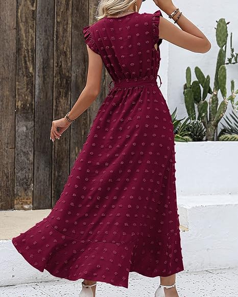 Robe longue bordeaux à motifs, manches courtes, ceinture à la taille, femme de dos, cactus en arrière-plan, style bohème chic, été.