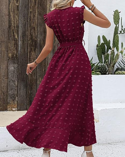 Robe longue bordeaux à motifs, manches courtes, ceinture à la taille, femme de dos, cactus en arrière-plan, style bohème chic, été.