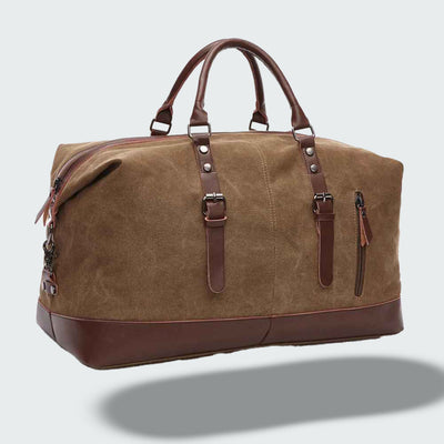 Sac de voyage en toile marron avec poignées en cuir, fermeture éclair robuste et poches extérieures. Accessoire élégant pour voyages et week-ends.