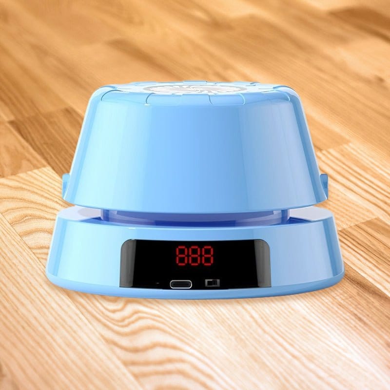 Balance électronique bleue sur sol en bois, affichage numérique rouge, design moderne. Accessoire de cuisine précis pour peser les ingrédients.