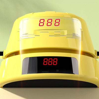 Casque de réalité virtuelle jaune avec affichage numérique LED rouge, design moderne, technologie immersive, innovation high-tech, fond vert.