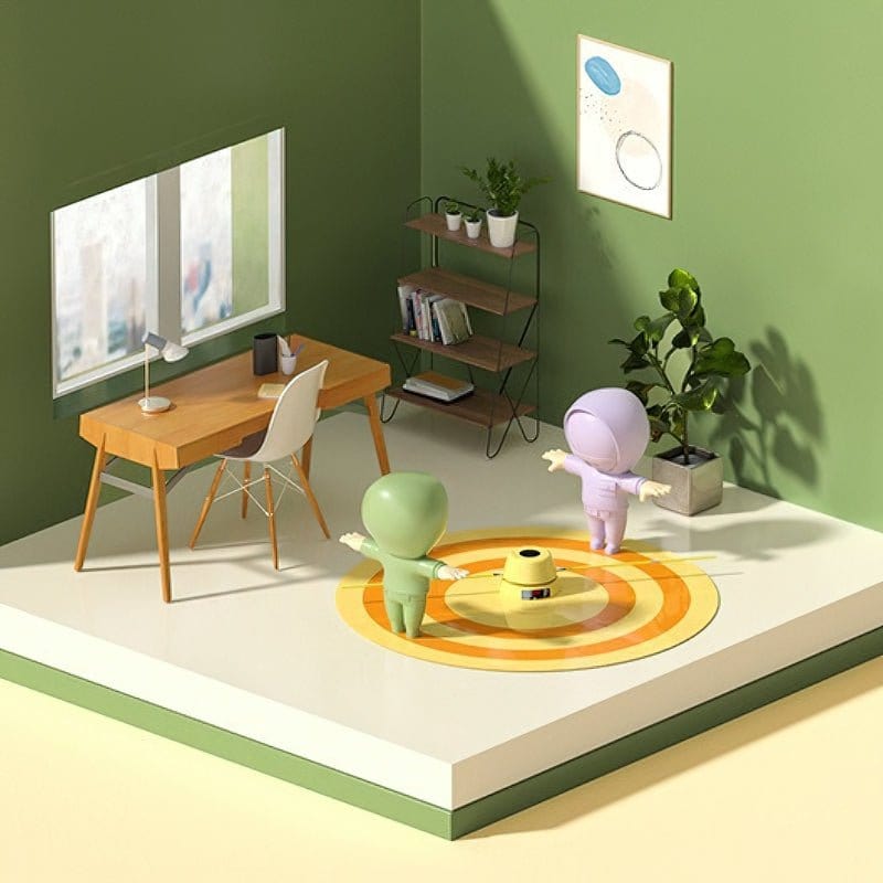 Deux figurines colorées dansent sur un tapis circulaire dans une pièce moderne avec bureau en bois, étagère et plantes vertes, éclairée par une fenêtre.