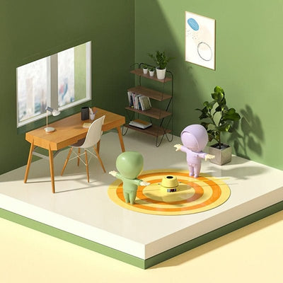 Deux figurines colorées dansent sur un tapis circulaire dans une pièce moderne avec bureau en bois, étagère et plantes vertes, éclairée par une fenêtre.