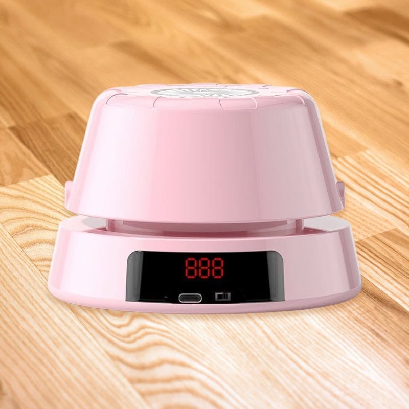 Balance électronique rose sur sol en bois, affichage numérique rouge. Accessoire de cuisine moderne, précis et compact pour peser les ingrédients.