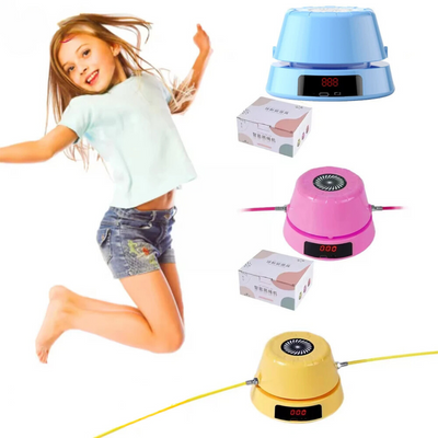 Fille sautant joyeusement avec corde à sauter électronique colorée, affichage numérique, jouet interactif pour enfants, fitness, jeu amusant.