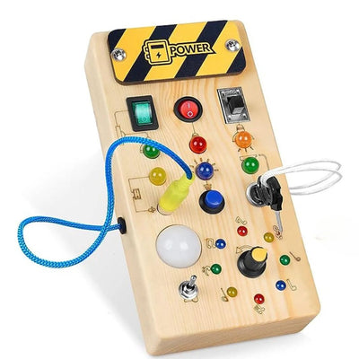 Boîte à boutons en bois avec interrupteurs, voyants LED colorés et cordon bleu. Jouet éducatif pour enfants, développement sensoriel et motricité.