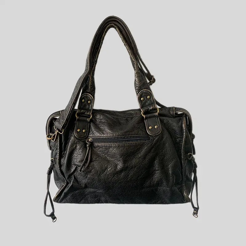 Sac à main en cuir noir élégant avec poignées doubles, poche zippée avant, détails métalliques, idéal pour mode femme et accessoires tendance.