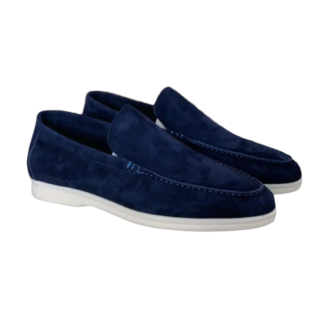 Mocassins en daim bleu marine pour homme avec semelles blanches, élégants et confortables, parfaits pour un style décontracté et chic.