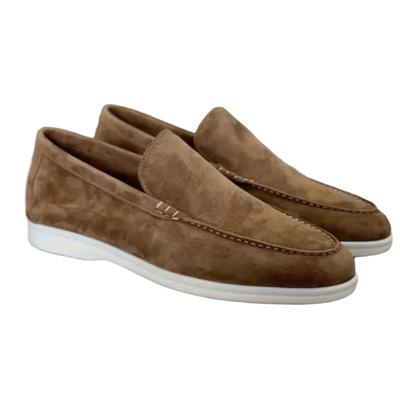 Mocassins en daim marron pour homme avec semelle blanche, style élégant et décontracté, chaussures confortables idéales pour la mode urbaine.