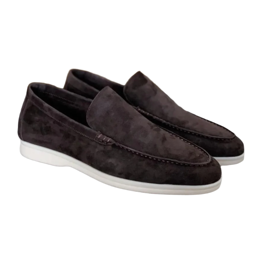 Mocassins en daim marron foncé pour homme avec semelles blanches, élégants et confortables, parfaits pour un style décontracté et chic.
