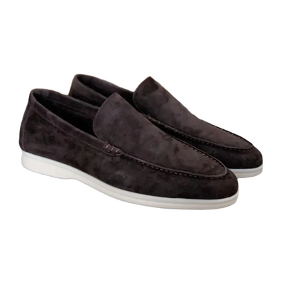 Mocassins en daim marron foncé pour homme avec semelles blanches, élégants et confortables, parfaits pour un style décontracté et chic.