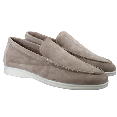 Mocassins en daim beige pour homme, semelle blanche, style élégant et décontracté, chaussures confortables, mode masculine, tendance actuelle.