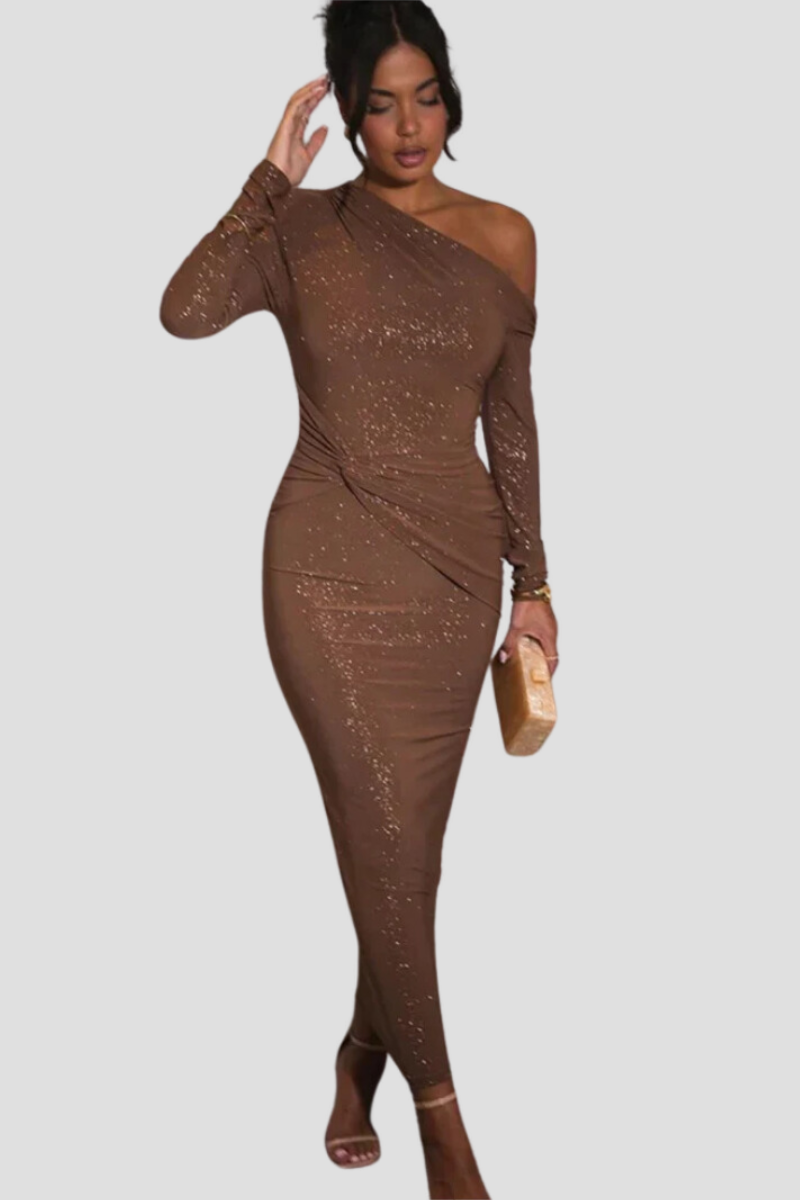 Robe longue marron asymétrique à paillettes, femme élégante, tenue de soirée chic, accessoire sac à main doré, mode tendance 2023.