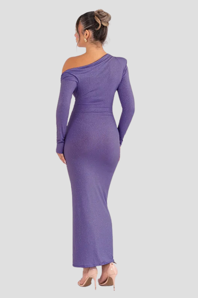 Robe longue violette asymétrique à manches longues, élégante et moderne, vue de dos. Mode féminine chic, tenue de soirée tendance.