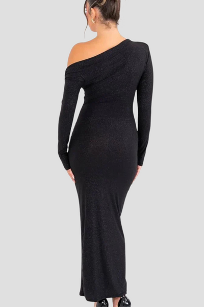 Robe longue noire asymétrique à manches longues, élégante et moderne, vue de dos. Mode féminine chic, tenue de soirée tendance.