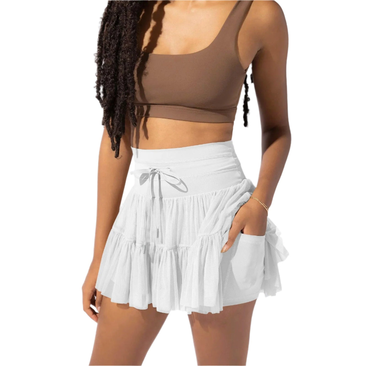 Femme portant un haut marron et une jupe blanche à volants avec poches, mode estivale, style décontracté, vêtements tendance pour femmes.
