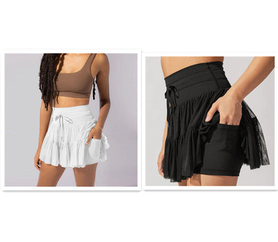 Deux jupes courtes plissées, l'une blanche et l'autre noire, avec poches latérales, portées par des mannequins. Mode féminine, style décontracté.