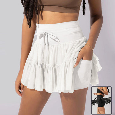 Femme portant une jupe blanche plissée avec poches, taille haute, style décontracté. Mode féminine, tendance été, tenue élégante et confortable.