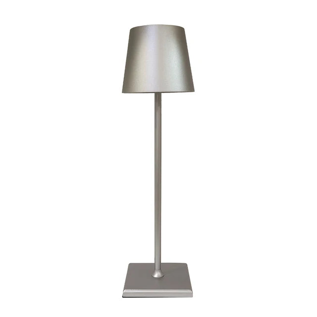 Lampe de table moderne en métal argenté avec abat-jour conique, design élégant, idéale pour salon ou bureau, éclairage intérieur contemporain.