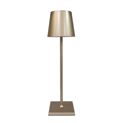 Lampe de table moderne en métal doré avec abat-jour conique, design élégant, idéale pour décoration intérieure et éclairage d'ambiance.