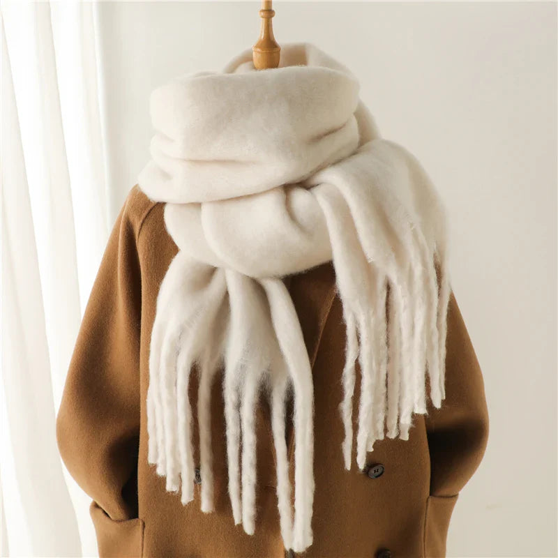 Echarpe de luxe en cachemire pour dames avec gros pompons pour le style et le confort en hiver