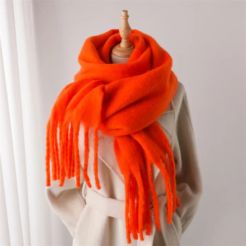 Echarpe de luxe en cachemire pour dames avec gros pompons pour le style et le confort en hiver
