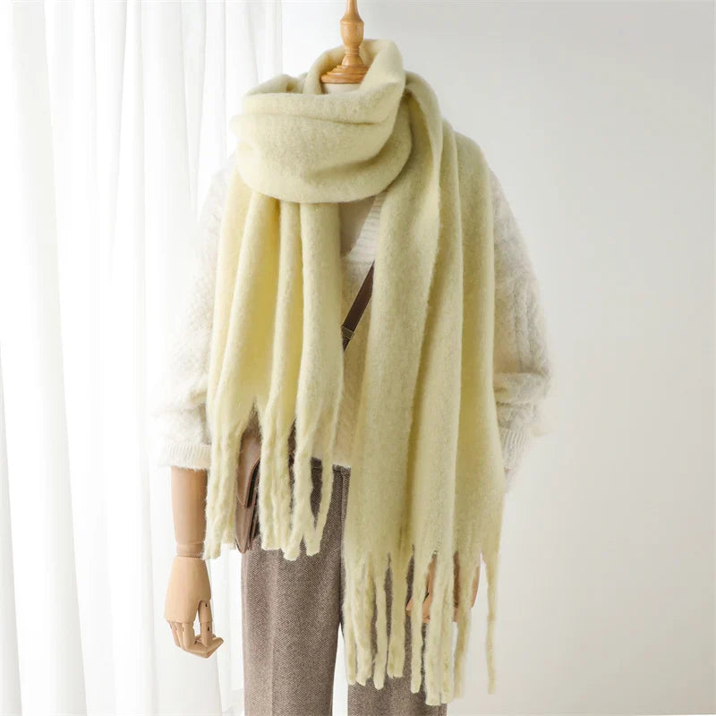 Echarpe de luxe en cachemire pour dames avec gros pompons pour le style et le confort en hiver