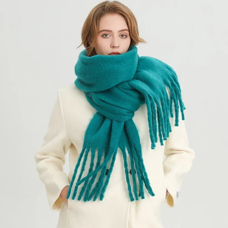 Echarpe de luxe en cachemire pour dames avec gros pompons pour le style et le confort en hiver